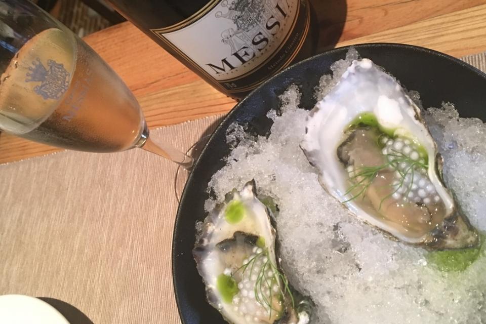 Ostras com pérolas de tapioca com óleo de estragao, funcho e vinagre de pickle