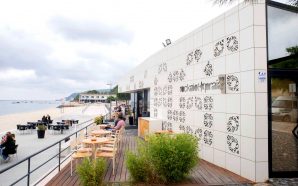 Este bar oferece bebidas a quem apanhar beatas da praia