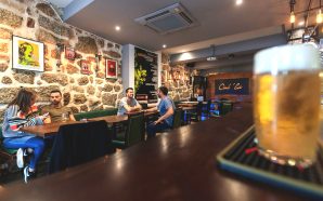 Há cultura no novo bar no coração de Guimarães