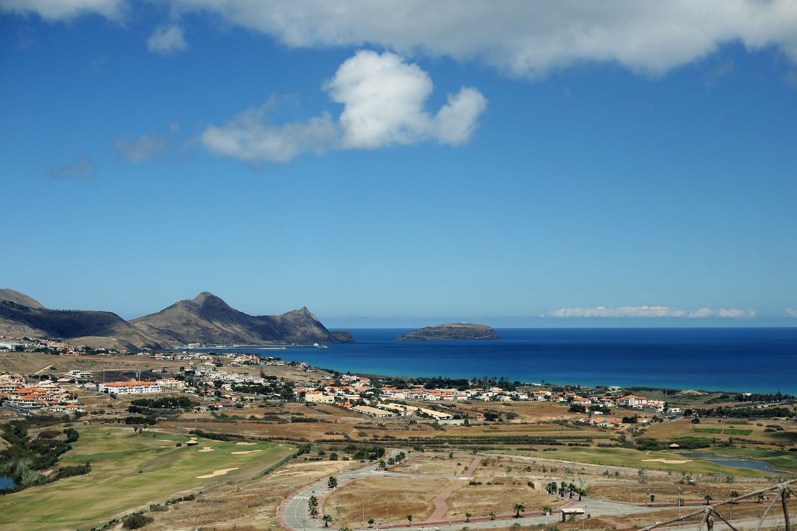 Porto Santo tem praia, boa comida e passeios todo o ano