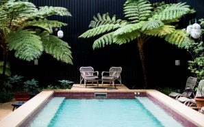 Há um pátio secreto de Lisboa que junta boa comida, fado e piscina