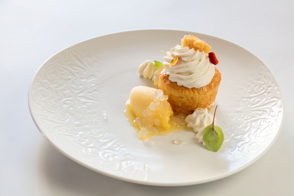 Babá com rum e frutos