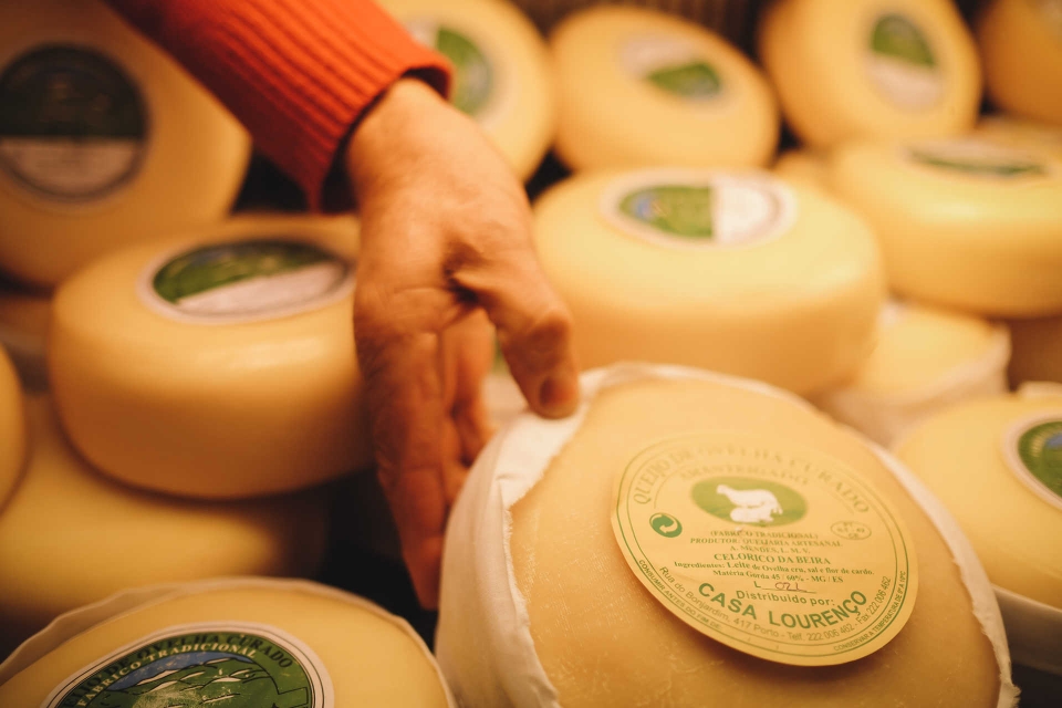 Casa Lourenço, na Rua do Bonjardim, oferece vasta variedade de queijos.