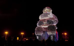 Portugal tem o Pai Natal mais pequeno do mundo (e cabe numa agulha)