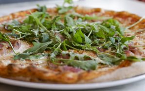 As novas e boas pizas artesanais de Benfica junto a um lago