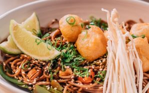 Entradas e pratos principais vestem-se de outono, em visuais irrepreensíveis, na nova carta do Vogue Café, no Porto, onde também se pode ir só beber um cocktail ou comer uma sobremesa.