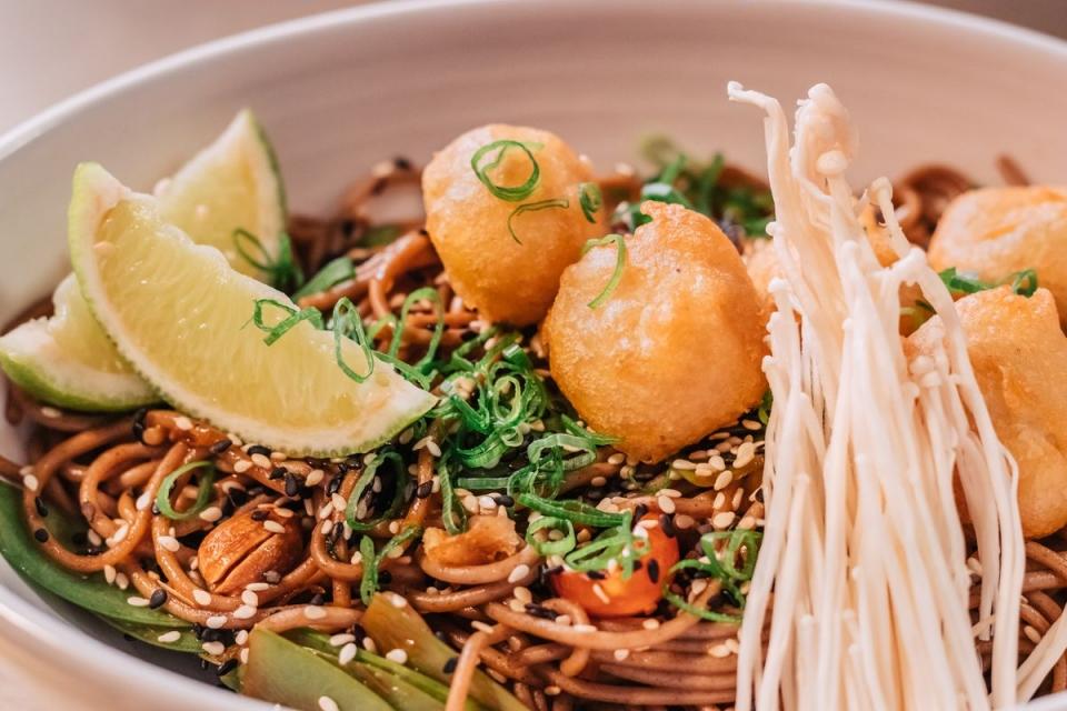 Vogue Café Porto_Soba noodles com ervilha torta, citronela e soja_resultado