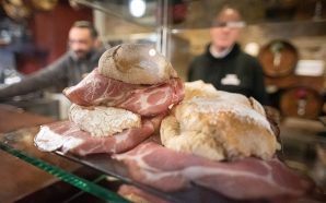A rua de Vila do Conde onde se comem as sandes da Badalhoca