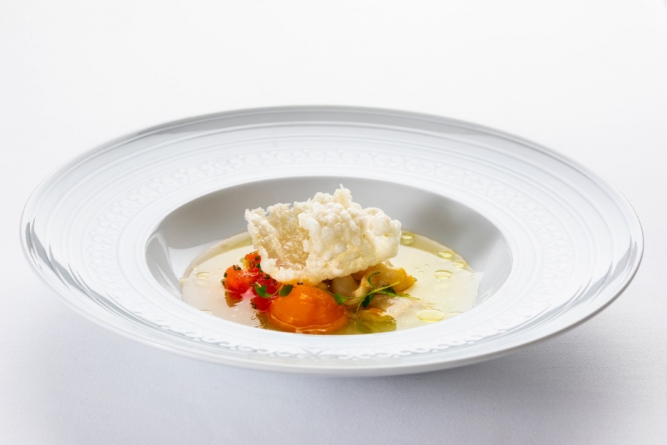 Chora de Bacalhau- Consommé de Bacalhau, puré de gema, línguas de bacalhau e crocante de arroz