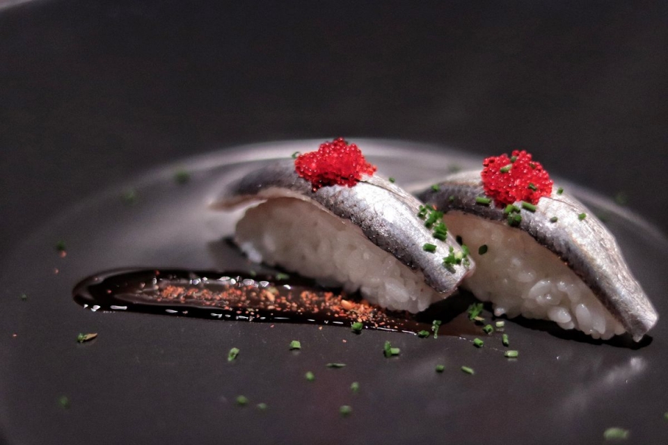 Niguiri de sardinha marinado tobiko com ovas de peixe voador_resultado