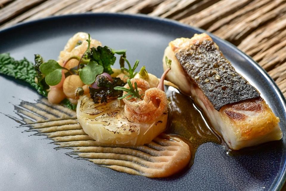 Robalo de anzol, variação de couve, crocante de pele de porco 3