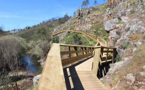 Há um novo percurso de passadiços cénicos no centro do país