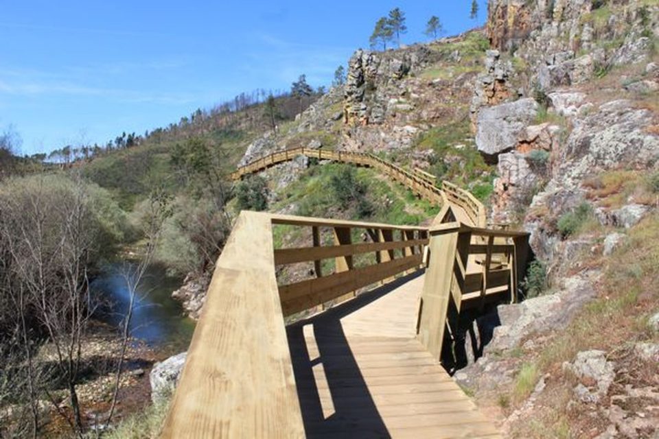 Há um novo percurso de passadiços cénicos no centro do país