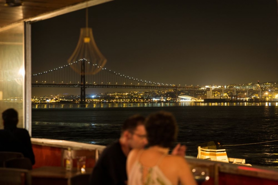 Sair à Noite em Cacilhas