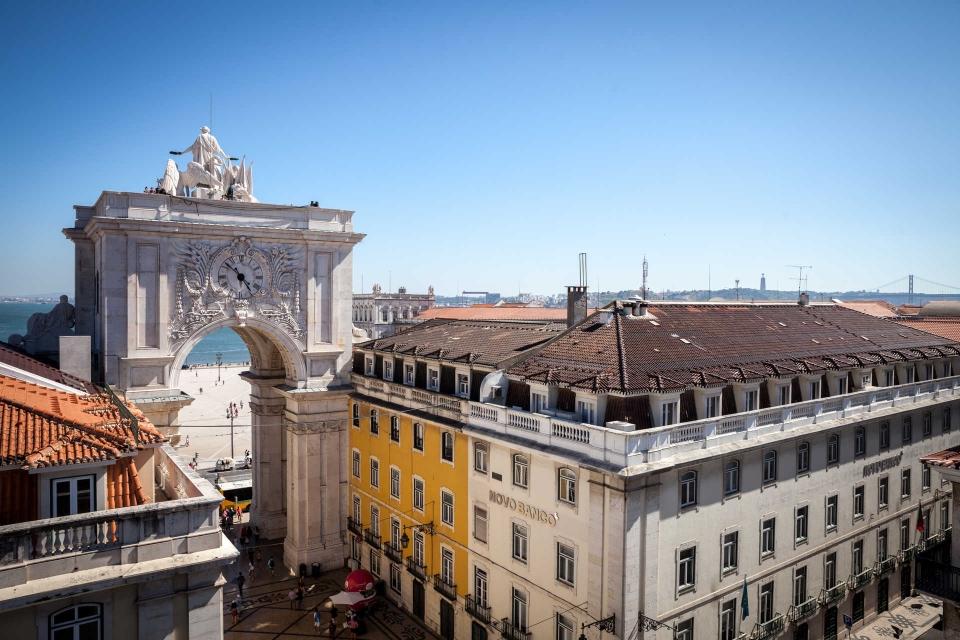 Este miradouro tem vista sobre o Tejo e a Baixa pombalina