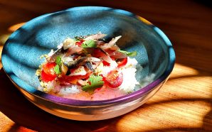 Este poke de sardinha e pimentos reúne os Santos Populares numa taça