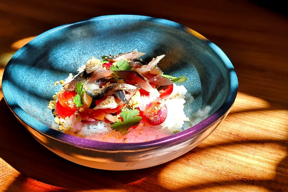 Este poke de sardinha e pimentos reúne os Santos Populares numa taça