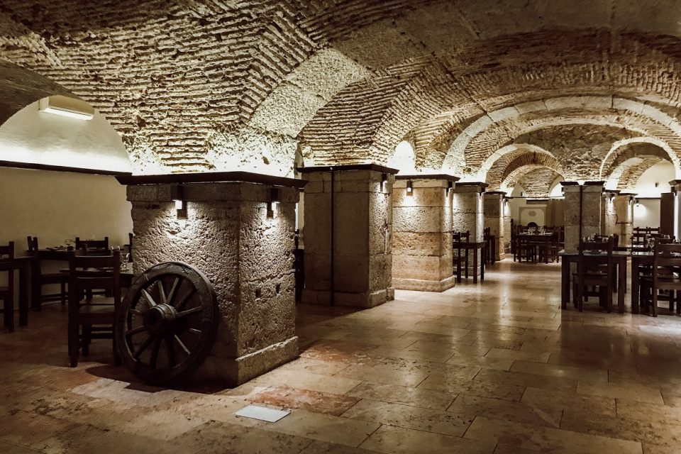 Há fado e leitão da Bairrada nas antigas cavalariças do Marquês