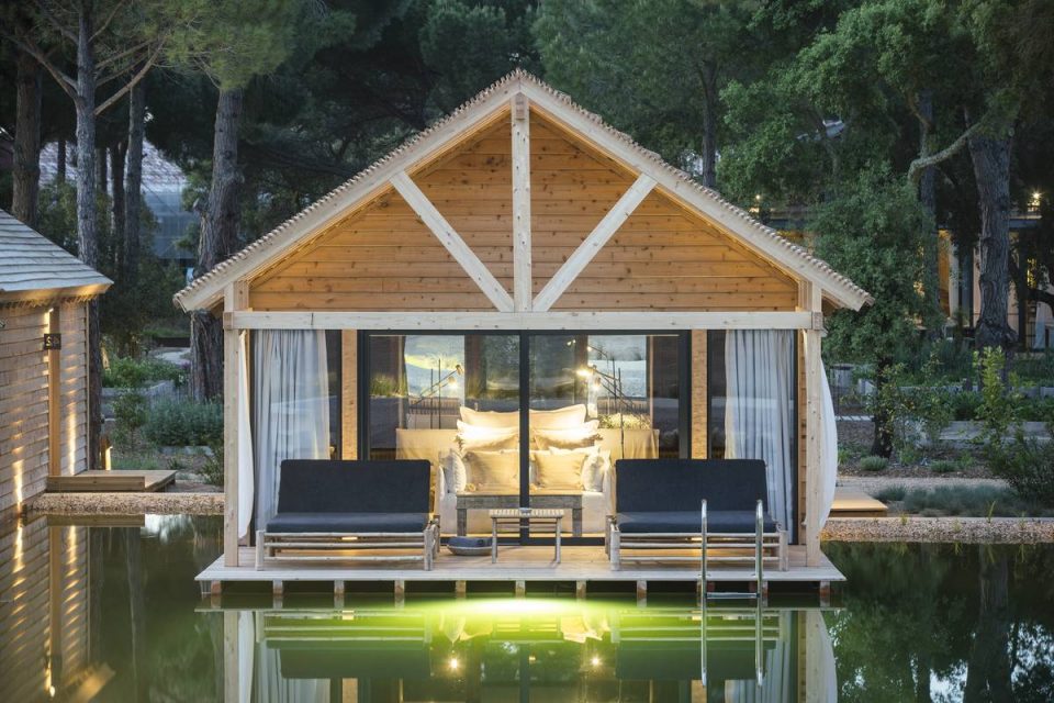Na Comporta dorme-se em cabanas sobre uma piscina biológica