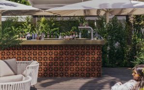 A nova esplanada à beira-Tejo brinda ao verão com cocktails, petiscos e música