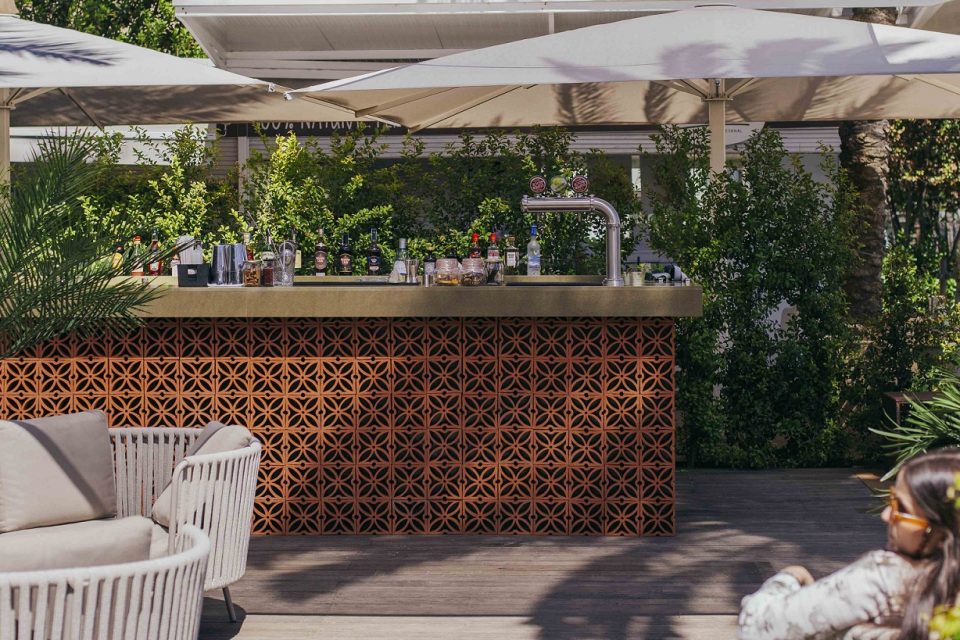 A nova esplanada à beira-Tejo brinda ao verão com cocktails, petiscos e música