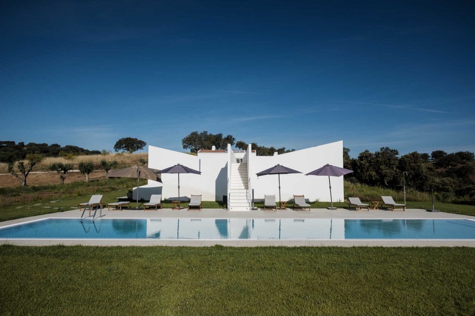 O refúgio alentejano que junta casas de campo, suites modernas e glamping