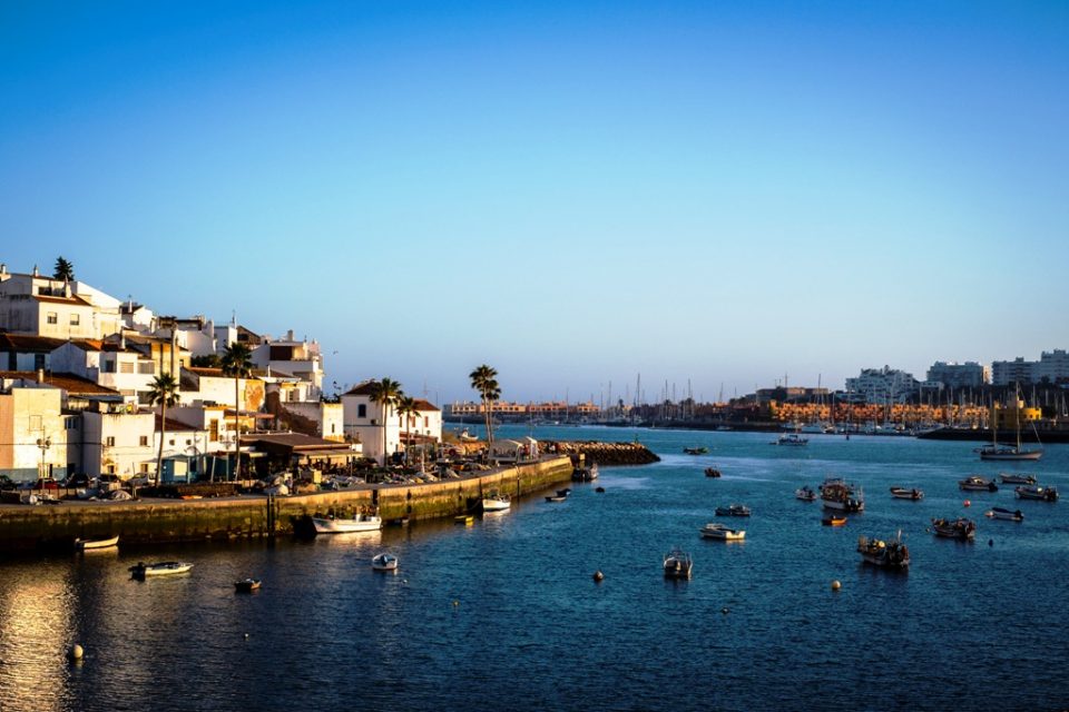 A vila piscatória de Ferragudo fica no estuário do rio Arade (Filipe Amorim/GI)