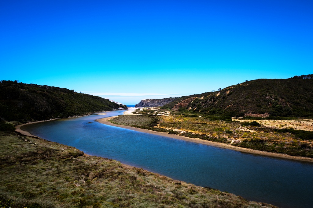 Em Odeceixe, a mistura de águas entre a ribeira de Seixe e o Atlântico criam um cenário digno de admirar. (Filipe Amorim/GI)