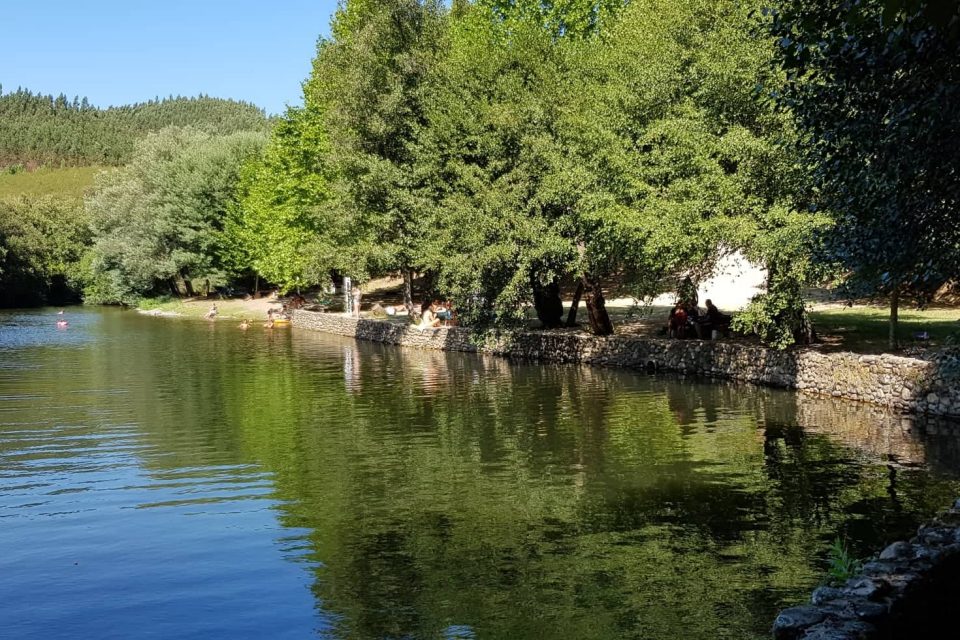Há uma praia fluvial renovada para mergulhar no centro do país