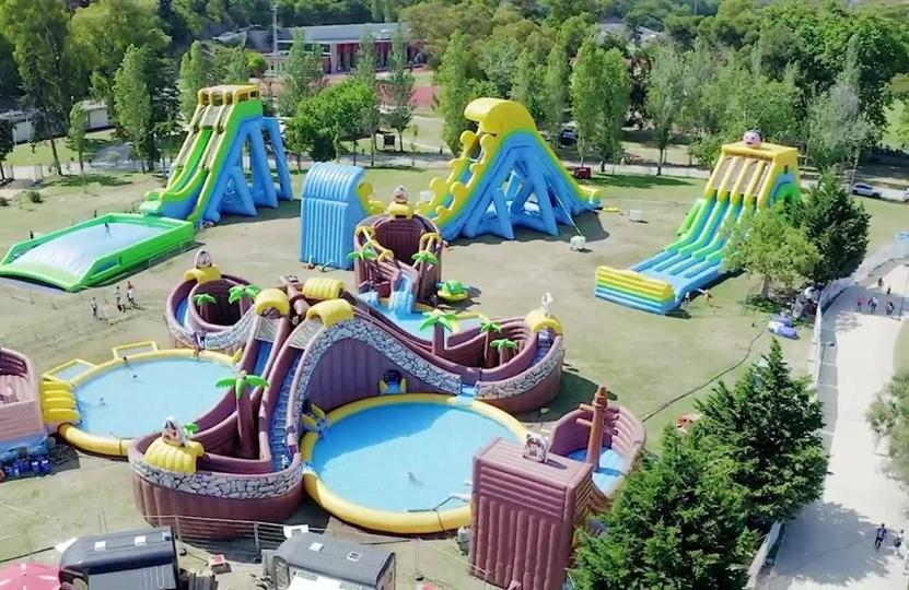 O maior parque de insufláveis aquático da Europa está em Santo Tirso [VÍDEO]