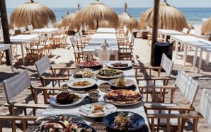 Verão à mesa e pés na areia na nova casa da Caparica