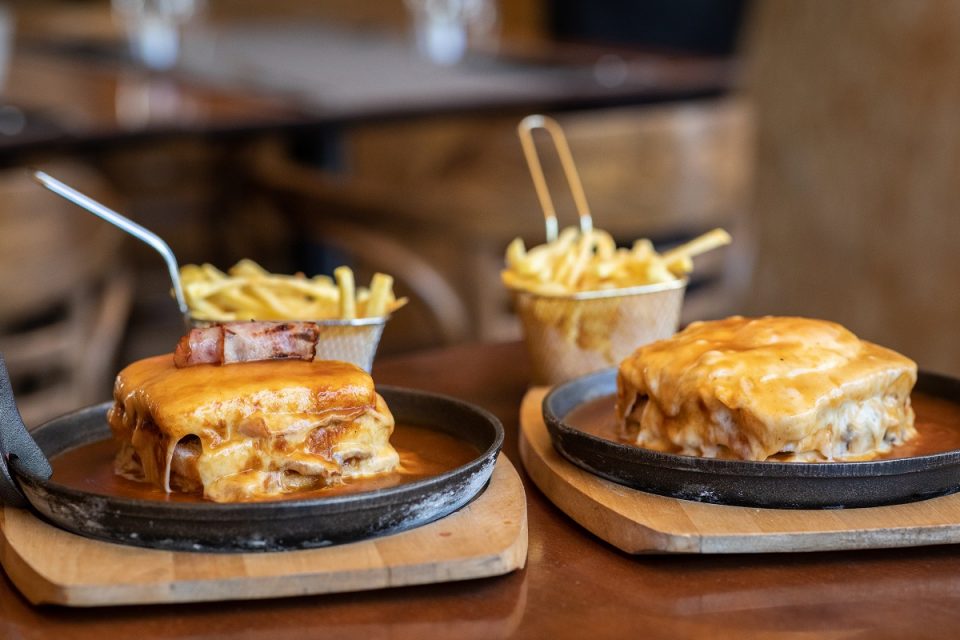 Há um novo templo de francesinhas: da tradicional à de picanha, camarão e leitão