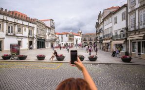 A praça que revela a beleza, alegria e amor de Viana do Castelo
