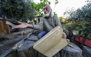 É um dos últimos construtores de adufe e recusa que caia no esquecimento