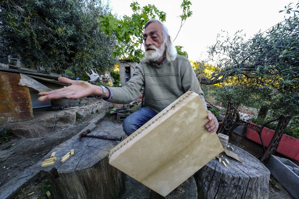É um dos últimos construtores de adufe e recusa que caia no esquecimento