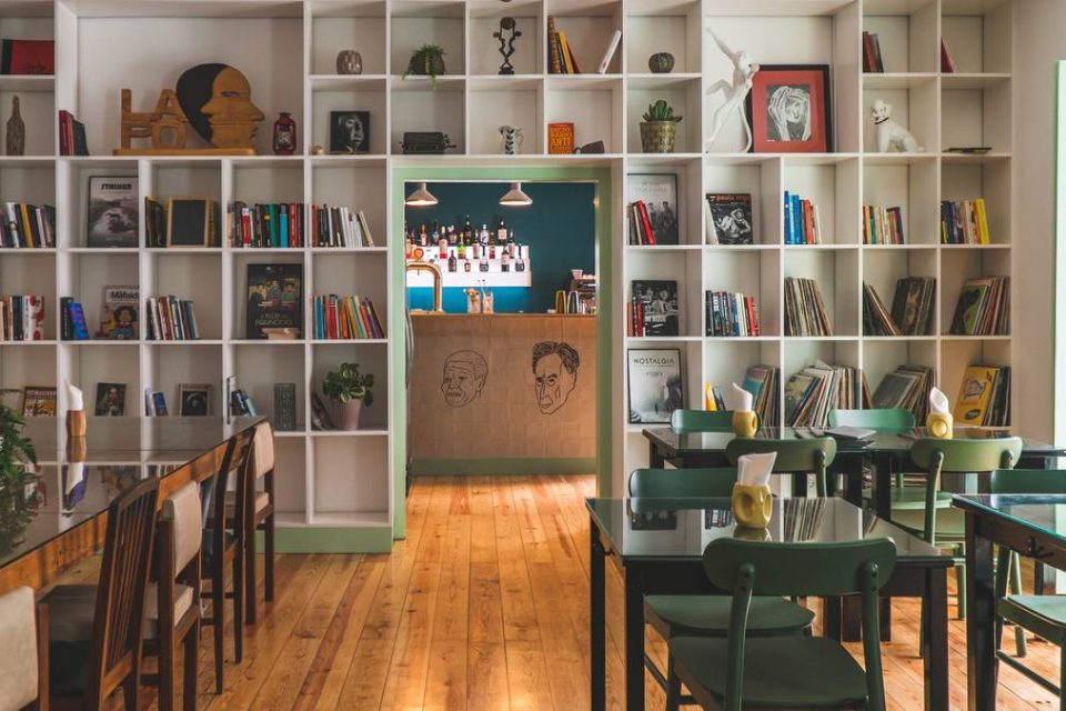 Lapo: uma loja, café e restaurante com espetáculos na Bica