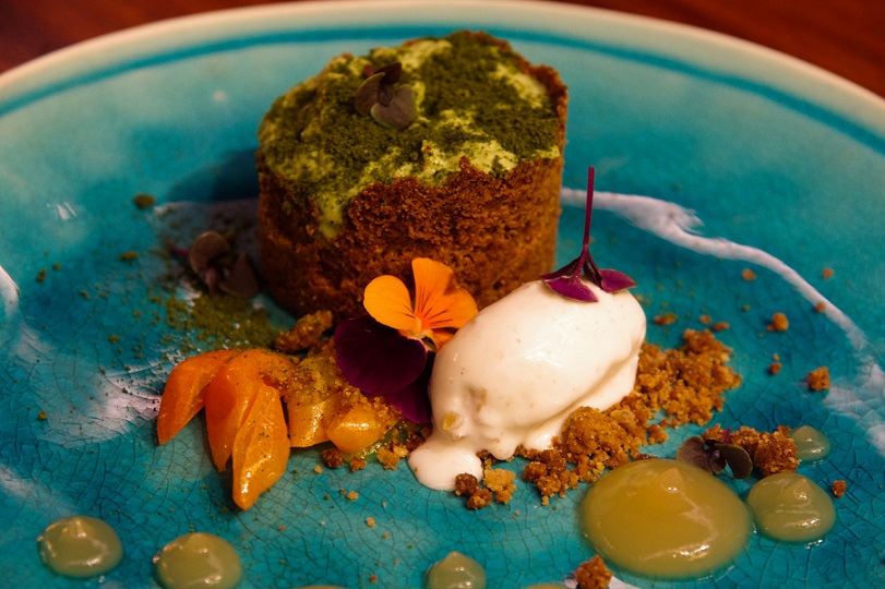 Nesta mesa lisboeta sentam-se sabores do Perú, Japão, Índia e Portugal