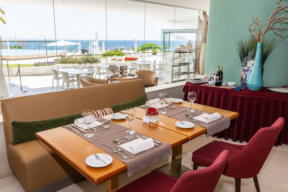 Um diverso brunch em Cascais com sushi e ramen, com vista para o Atlântico