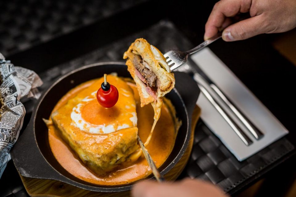 Francesinhas em casa: estes restaurantes de norte a sul fazem entregas