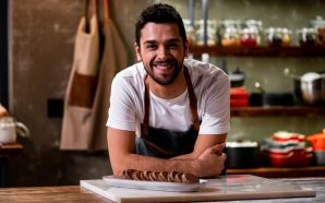 Chef pasteleiro de uma das maiores fábricas de chocolate ensina-nos 2 receitas