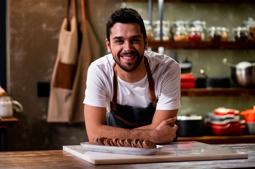 Chef pasteleiro de uma das maiores fábricas de chocolate ensina-nos 2 receitas