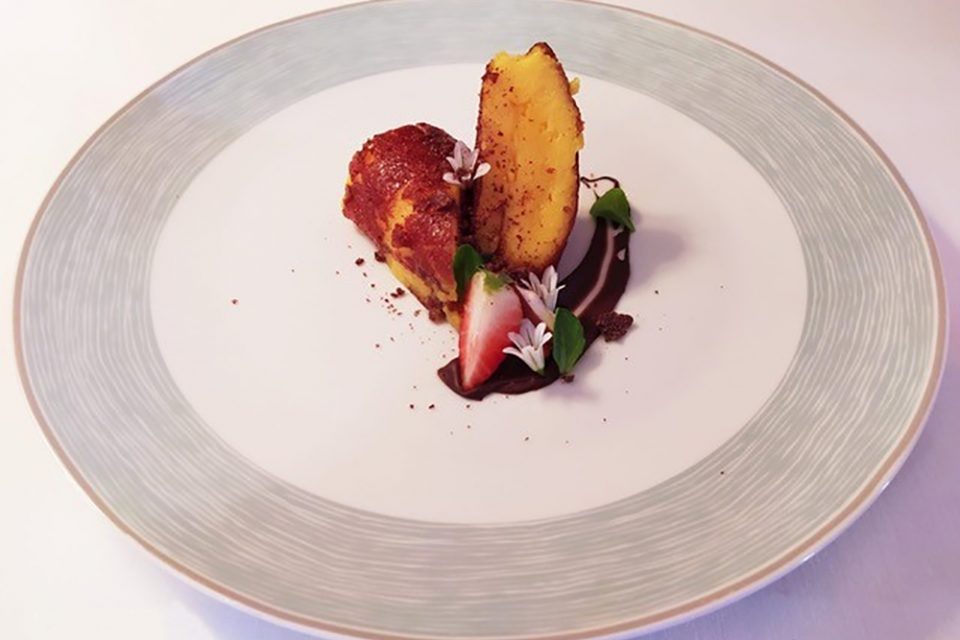 Páscoa em casa: como fazer a torta de laranja e amêndoa do chef André Carvalho