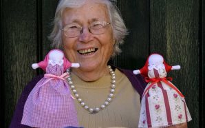 Há seis décadas que Maria Helena Pinheiro fabrica marafonas, as típicas bonecas de pano nascidas na aldeia histórica de Monsanto. É uma das poucas que ainda o faz de forma artesanal.