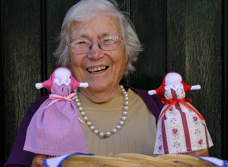 Há seis décadas que Maria Helena Pinheiro fabrica marafonas, as típicas bonecas de pano nascidas na aldeia histórica de Monsanto. É uma das poucas que ainda o faz de forma artesanal.