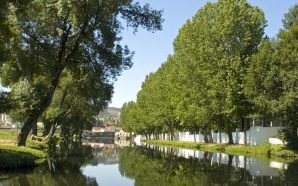 Praia fluvial beirã reabre com música ao vivo, pilates e sessões de leitura