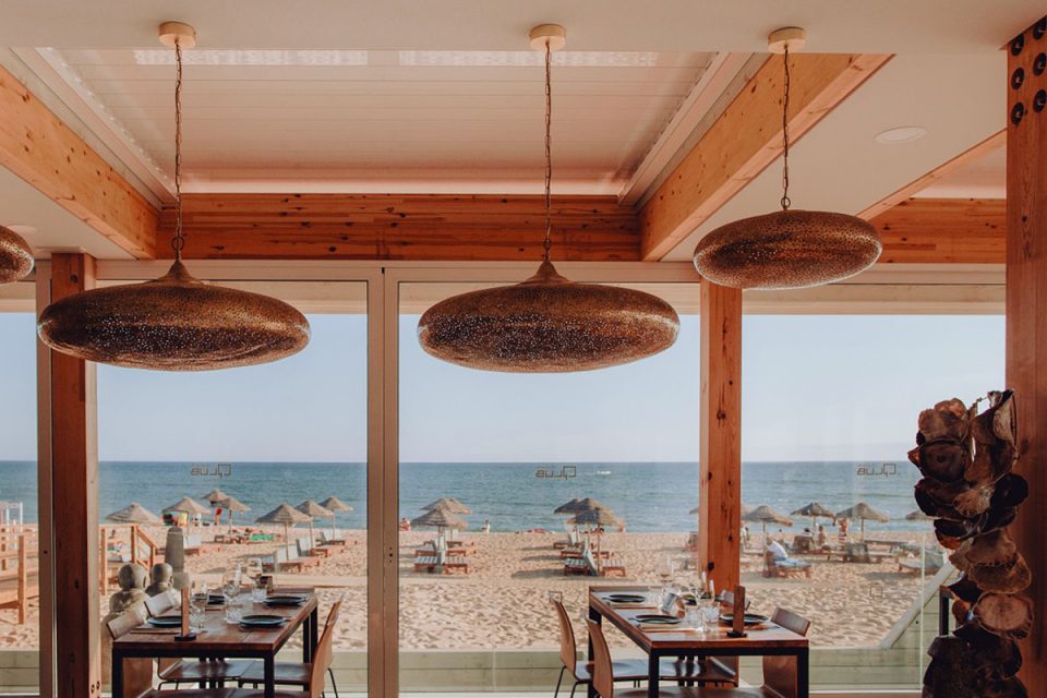 Vilamoura: novo bar e restaurante nasce na praia com petiscos, sushi e vinhos