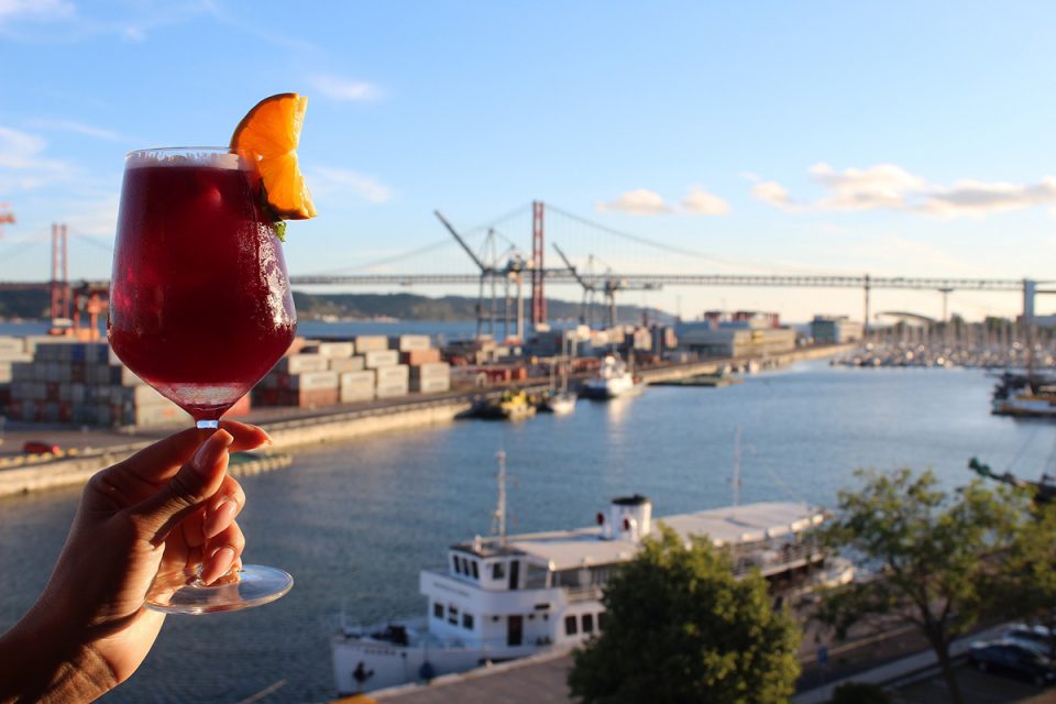 Novos petiscos do mar, da terra e da horta num terraço arejado junto ao Tejo