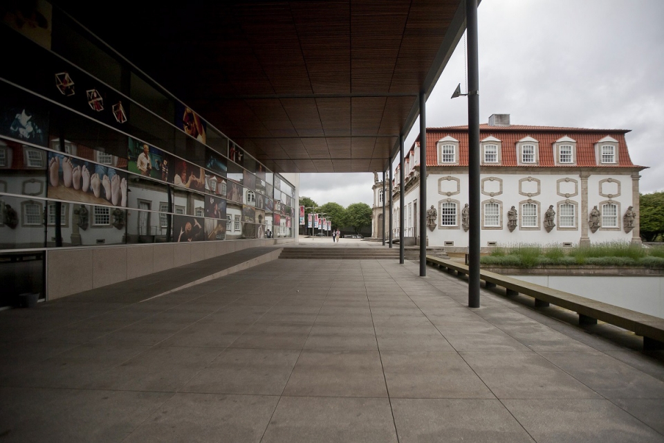 O centro cultural de Guimarães que junta arte, jardins e comida