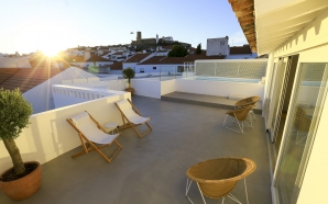 Uma Casa Caiada com alma alentejana e terraço com vista-castelo