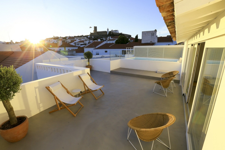 Uma Casa Caiada com alma alentejana e terraço com vista-castelo